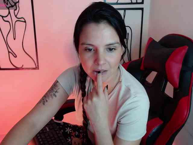 MiaRobinn webcam