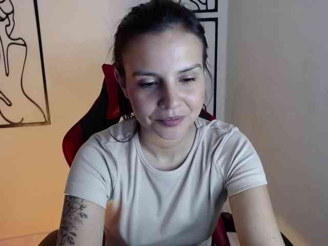 MiaRobinn webcam
