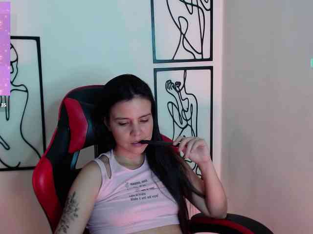 MiaRobinn webcam