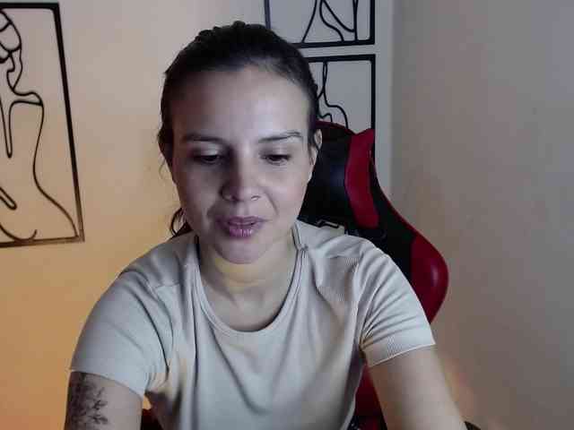 MiaRobinn webcam