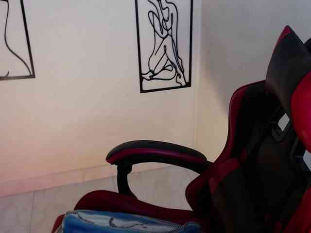 MiaRobinn webcam