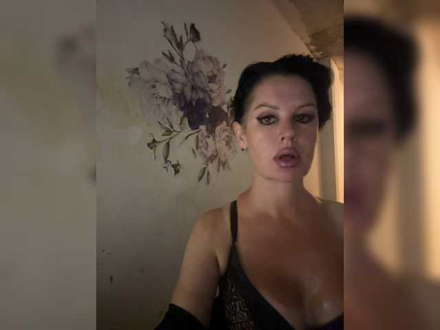 RoyalBreasts live cam on BongaCams