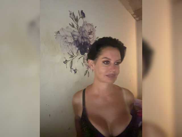 RoyalBreasts live cam on BongaCams