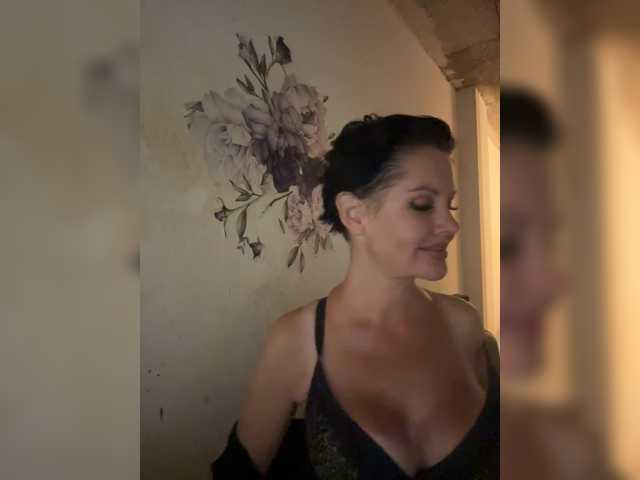 RoyalBreasts live cam on BongaCams