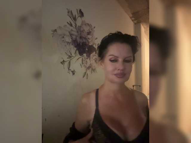 RoyalBreasts live cam preview