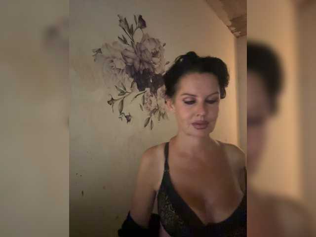 RoyalBreasts live cam on BongaCams