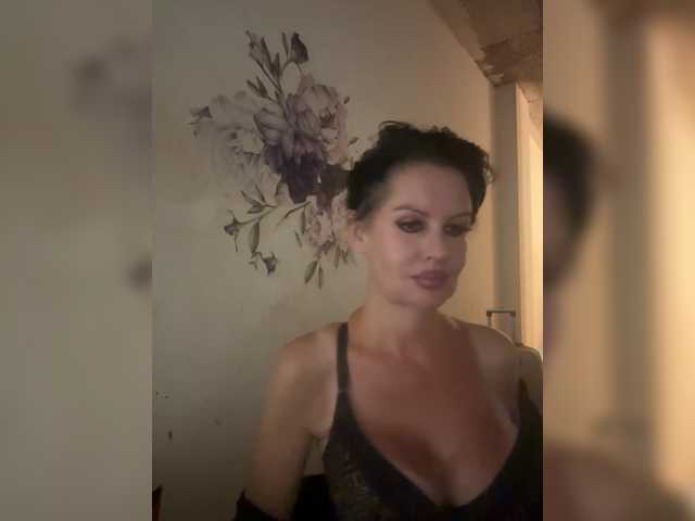 RoyalBreasts live cam preview