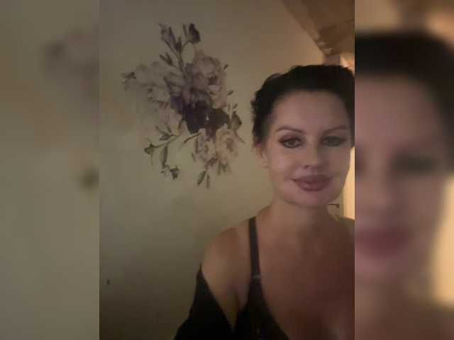 RoyalBreasts live cam preview