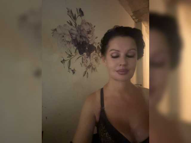 RoyalBreasts live cam preview