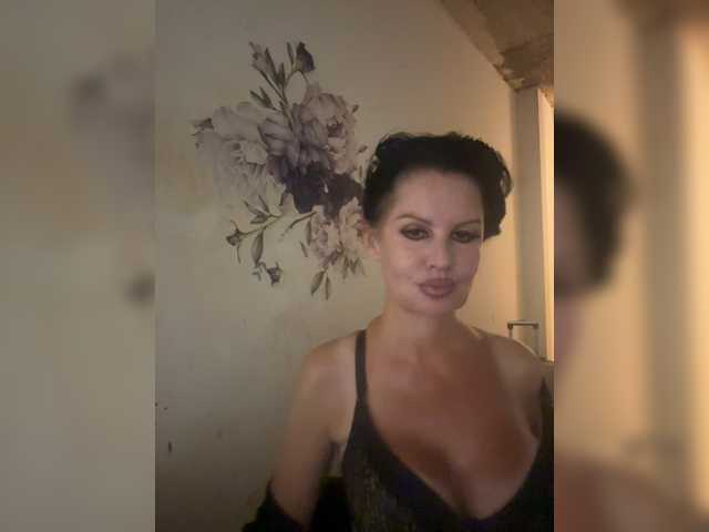 RoyalBreasts live cam preview
