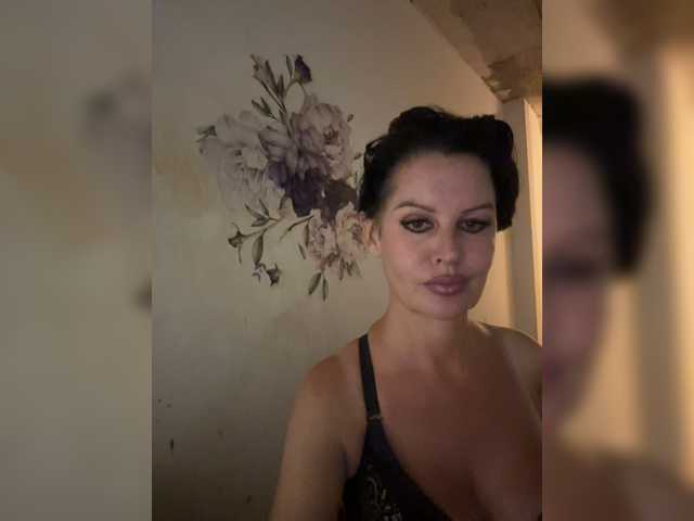 RoyalBreasts live cam on BongaCams