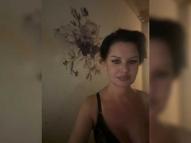 RoyalBreasts live cam on BongaCams
