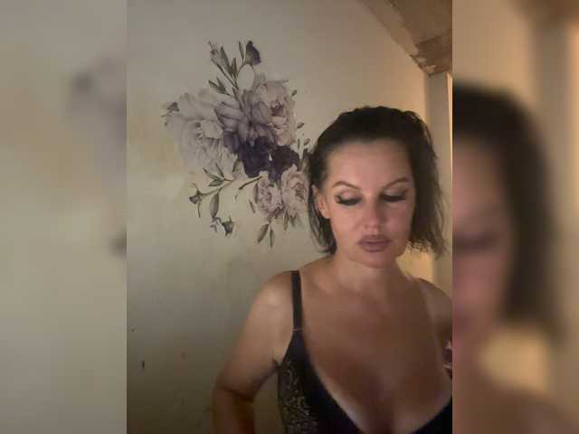 RoyalBreasts live cam on BongaCams