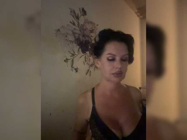 RoyalBreasts live cam on BongaCams