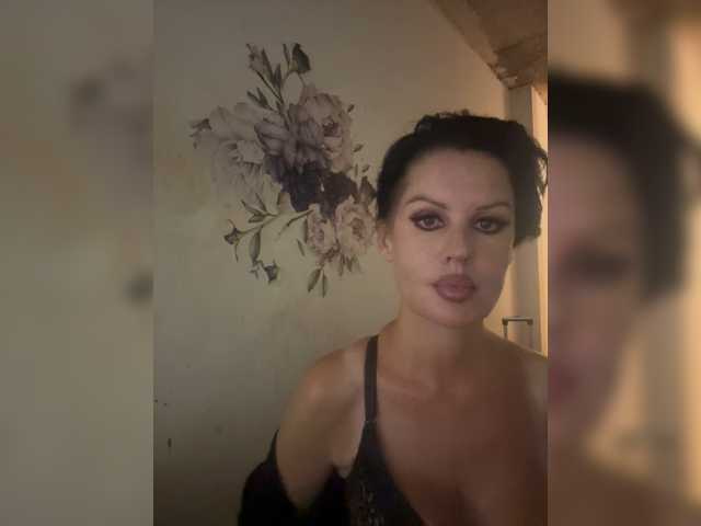RoyalBreasts live cam on BongaCams