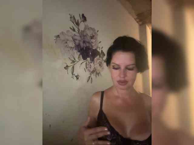 RoyalBreasts webcam