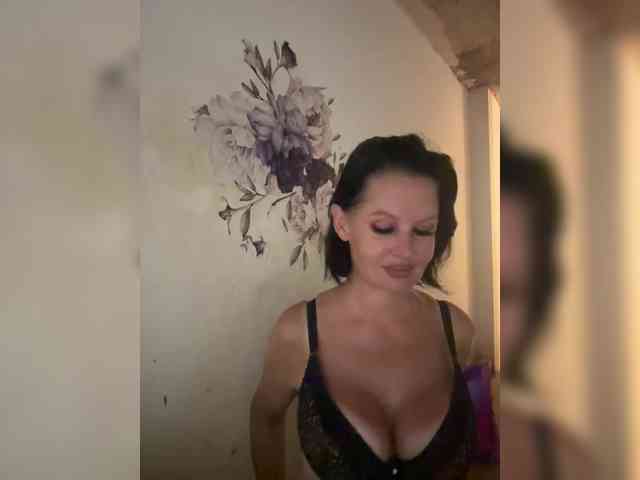 RoyalBreasts webcam