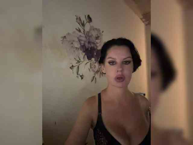 RoyalBreasts webcam