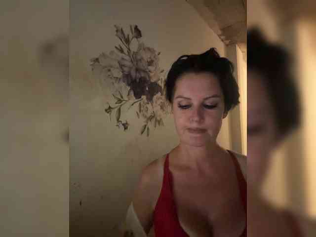 RoyalBreasts webcam