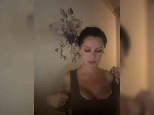 RoyalBreasts webcam