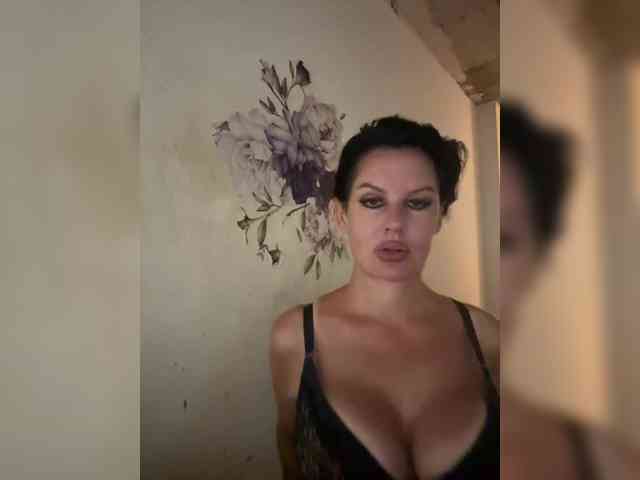 RoyalBreasts webcam
