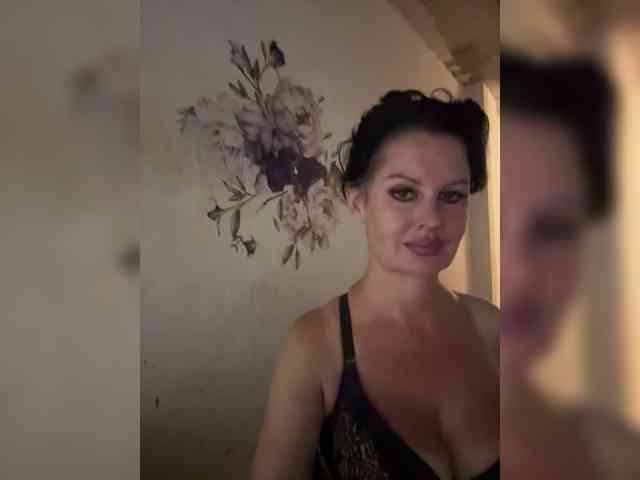 RoyalBreasts webcam