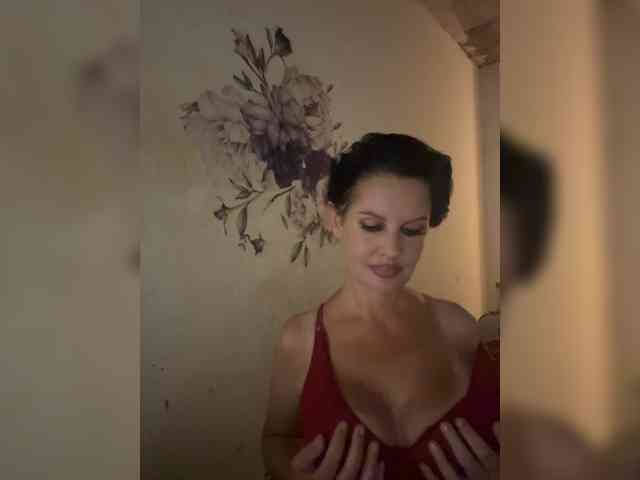 RoyalBreasts webcam