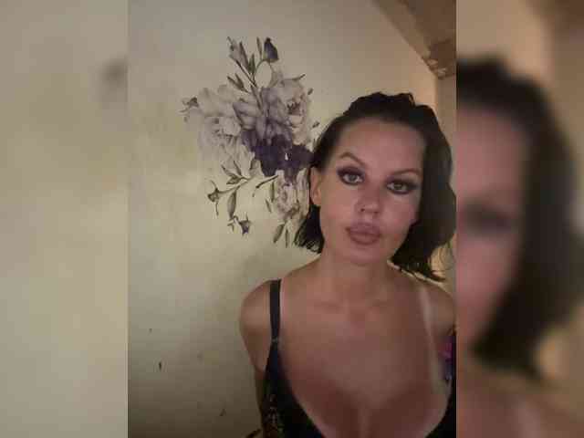RoyalBreasts webcam