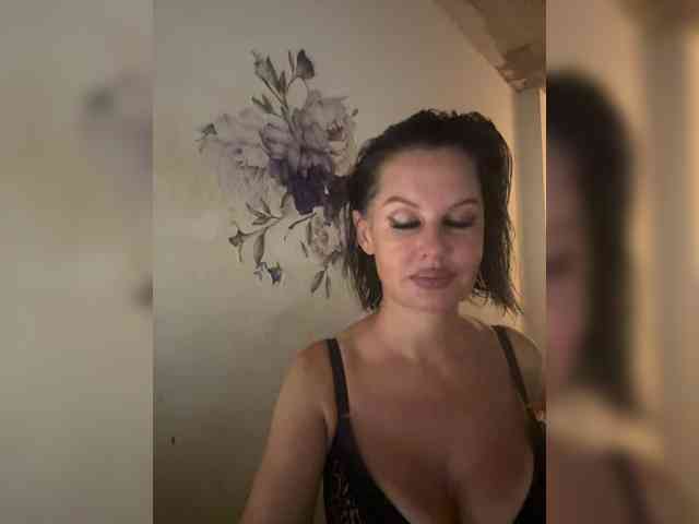 RoyalBreasts webcam