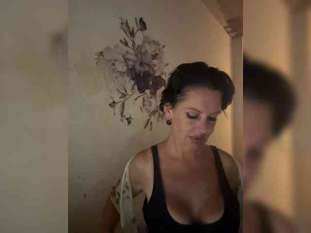 RoyalBreasts webcam