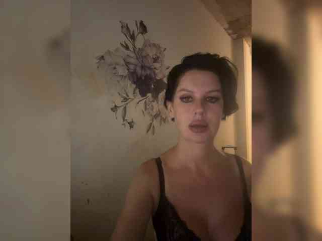 RoyalBreasts webcam