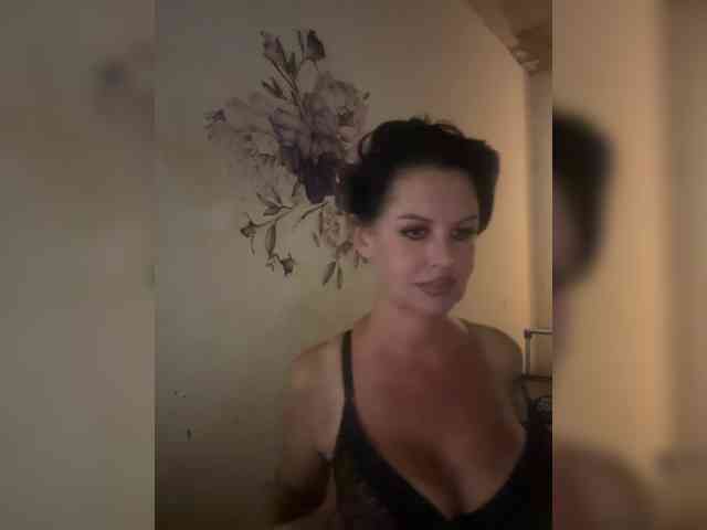 RoyalBreasts webcam