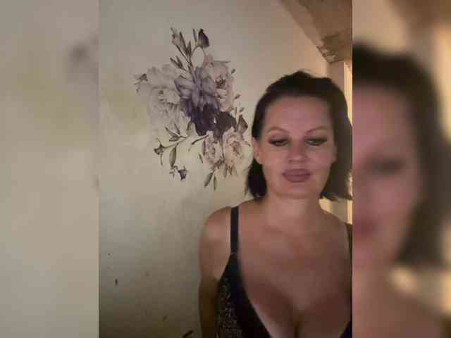 RoyalBreasts webcam