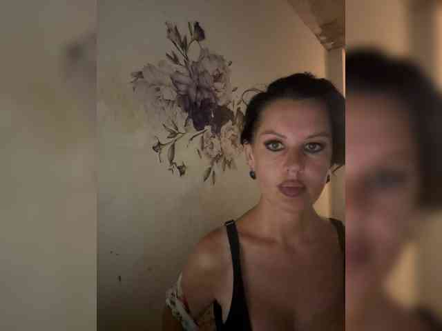 RoyalBreasts webcam