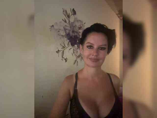 RoyalBreasts webcam