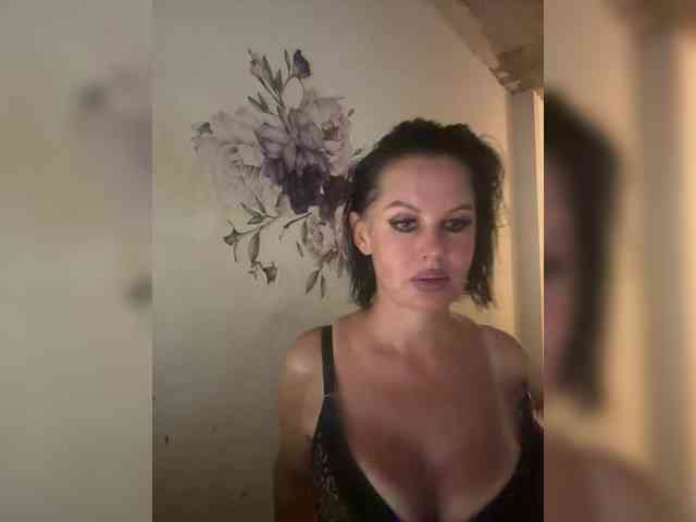 RoyalBreasts webcam