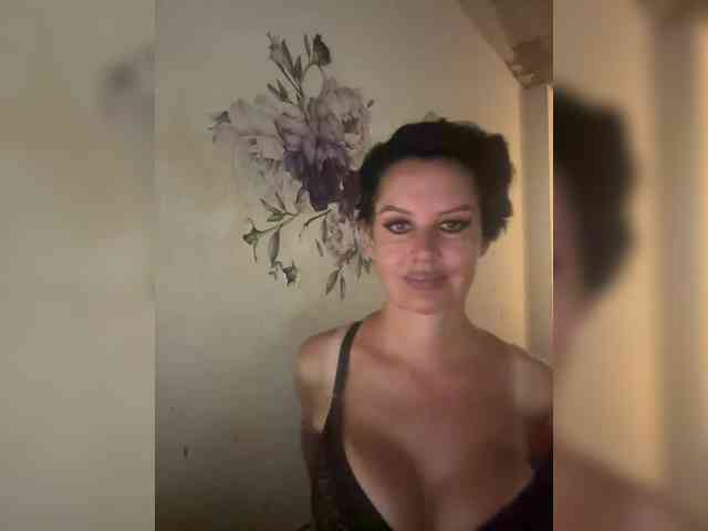 RoyalBreasts webcam