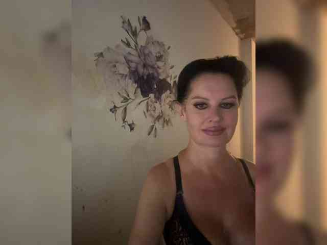 RoyalBreasts webcam