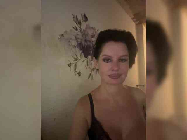 RoyalBreasts webcam