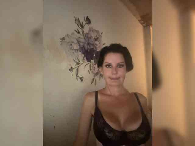 RoyalBreasts webcam