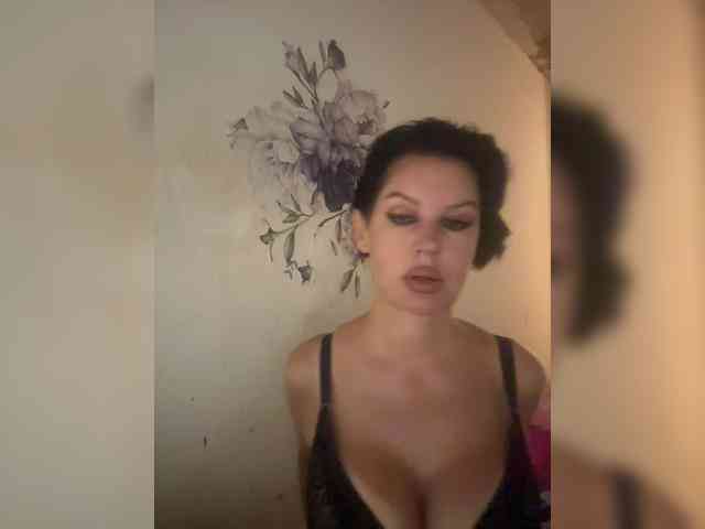 RoyalBreasts webcam