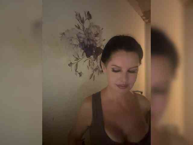 RoyalBreasts webcam