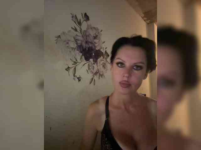 RoyalBreasts webcam