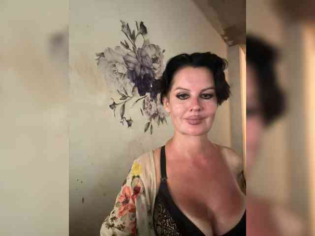 RoyalBreasts webcam