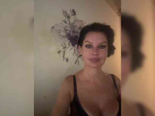RoyalBreasts webcam