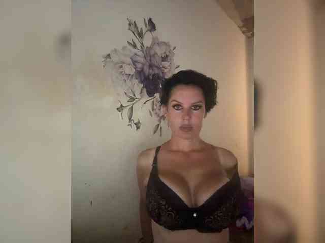 RoyalBreasts webcam