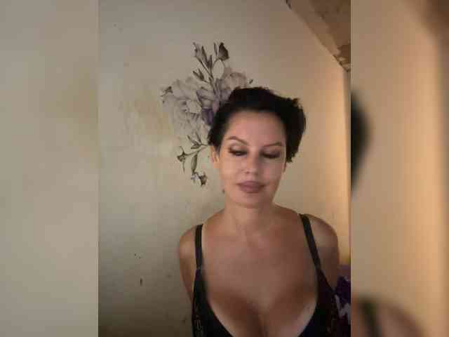 RoyalBreasts webcam