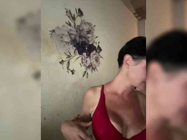 RoyalBreasts webcam