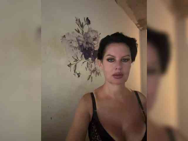 RoyalBreasts webcam