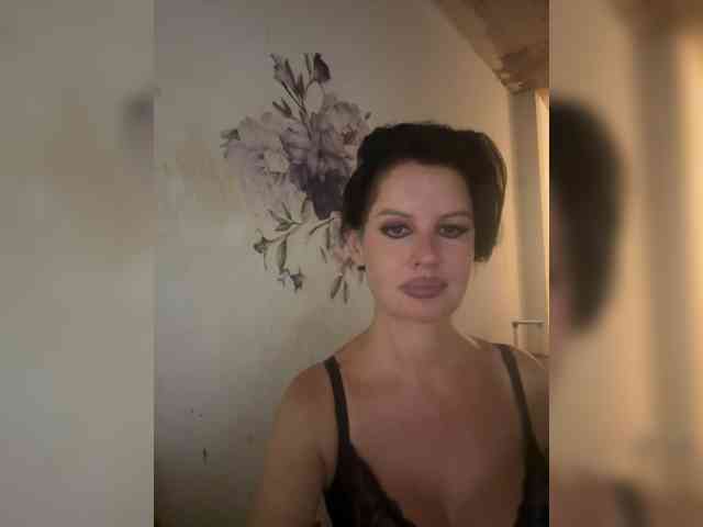 RoyalBreasts webcam
